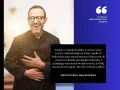 Uśmiechnięty ksiądz w okularach, z rękami na brzuchu, śmieje się serdecznie. Obok tekst: "eleganckie życzenia urodzinowe dla szefa".