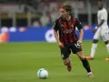 Jugador del AC Milan con el balón, en partido contra el Lecce.