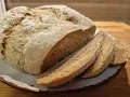 Frisches Brot aus Vollkornmehl, mit knuspriger Kruste und weicher Krume, bereit zum Genuss.