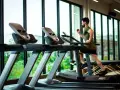 Hombre corriendo en cinta. ¿Qué es mejor bici estática o cinta de correr? La cinta ofrece un entrenamiento más completo.