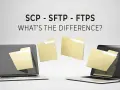 Dwa laptopy i foldery unoszące się w powietrzu, ilustrujące różnice między SCP, SFTP i FTPS.
