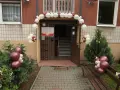 Jak przystroić klatkę schodową w bloku na wesele – tanio i efektownie