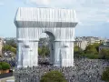 L'Arc de Triomphe emballé, une œuvre d'art monumentale, attire une foule nombreuse sur la place parisienne.