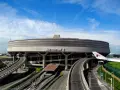 Charakterystyczny Terminal 1 na lotniskach w Paryżu, z krętymi drogami i skrzydłem samolotu.