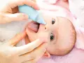 Delikatna gruszka do nosa dla niemowląt pomaga oczyścić nosek maluszka, ułatwiając mu oddychanie.