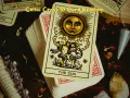 Karty tarota, w tym Słońce, ułożone do odczytu krzyż celtycki tarot.