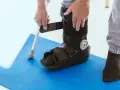 Con il tutore alla caviglia si può camminare, aiutandosi con un bastone. La riabilitazione è un percorso, ma con il giusto supporto si torna in piedi.