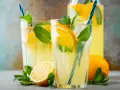 Orzeźwiająca lemoniada z cytryną i miętą, idealna na lato. Ten przepis na lemoniadę zachwyci każdego!