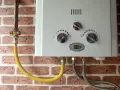 Scaldabagno bianco con tubi collegati. Il display mostra 8.8°C. Speriamo che non fischi!