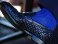 Scarpe blu intrecciate con calzini blu a righe: un abbinamento elegante per un look sofisticato.