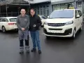 Zwei Männer stehen vor einem gelben Taxi und einem Kombi. Die Taxifahrt und der Steuersatz sind wichtige Themen für sie.