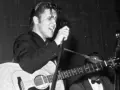 Elvis Presley singt mit Leidenschaft und spielt Gitarre. Ein historischer Moment, vielleicht sein erster Song.