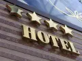 Złote gwiazdki nad napisem HOTEL. To one decydują, kto nadaje gwiazdki hotelom, wskazując na jego standard.