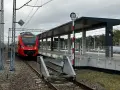 Czerwony pociąg SKM na peronie dworca kolejowego.
