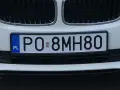Białe auto z polską eku rejestracja PO 8MH80.