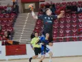 Kacper Grabowski w skoku do rzutu piłką ręczną, próbuje pokonać obronę przeciwnika.