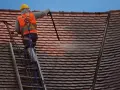 Ile kosztuje mycie dachu? Sprawdź ceny i ukryte koszty usług