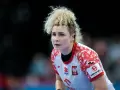 Sylwia Matuszczyk, zawodniczka w białej koszulce z czerwonymi wzorami, skupiona na boisku.