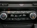 Panel sterowania klimatyzacją w samochodzie, z pokrętłami AUTO i DUAL, wyświetlaczem temperatury 20.5°C i ikonami nawiewu. Idealny do ozonowania klimatyzacji.