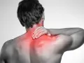 Uomo con mano sul collo e spalle rigide, evidenziate in rosso per indicare dolore.