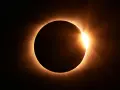 Eclipse solar total, con el sol brillando intensamente alrededor del disco lunar. El **nodo norte y nodo sur** celestes se alinean para este espectáculo.