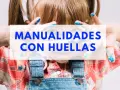 Niño con dedos manchados de pintura azul, listo para crear manualidades con huella.