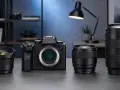 Appareil photo noir avec trois objectifs, prêt pour capturer des moments. La mise au point est essentielle, comme une respiration profonde.