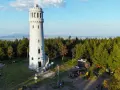 Wielka sowa, wieża widokowa na szczycie góry, otoczona lasem.