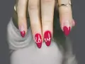 Unghie gel rosse con cuore e scritta "love". Perfetti disegni unghie gel facili per San Valentino.