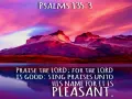 Berglandschaft bei Sonnenuntergang, mit dem Text "PSALMS 135:3" und "PRAISE THE LORD; FOR THE LORD IS GOOD: SING PRAISES UNTO HIS NAME FOR IT IS PLEASANT.