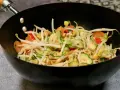 Kolorowe warzywa teriyaki w woku: kiełki fasoli mung, cukinia, marchewka, papryka i kukurydza.