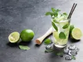 Orzeźwiający mohito drink co zamiast rumu? Limonka, mięta i lód tworzą idealny letni napój.
