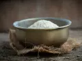 Miseczka z kaszą manną, która jest produktem z pszenicy. Idealna do przygotowania pysznych deserów i dań.