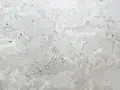 Textura de pared con manchas blancas y grises, como si la pintura se estuviera descascarando.