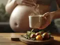 Ciepła herbata w ciąży, parująca z kubka, obok owoców na desce. Chwila spokoju dla przyszłej mamy.
