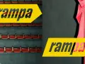 Puste rzędy czerwonych siedzeń w kinie, z żółtym napisem "Rampa" na wschód od Hollywood.