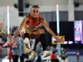 Ana Peleteiro, a atleta española, en pleno salto. Su edad no es impedimento para su potencia.