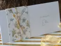 Eleganckie zaproszenia na 18 urodziny z motywem roślinnym i złotym sznurkiem. Idealne, by pokazać, jak spersonalizować zaproszenia na osiemnastkę diy pomysły i materiały.