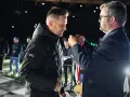 Piotr Kępa odbiera medal podczas ceremonii.