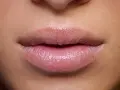 Labios con microblading en tonos rosados y brillantes. Los colores del microblading labios realzan la naturalidad.
