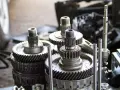 Metalowe tryby i wałki, być może objawy uszkodzonego reduktora 4x4.