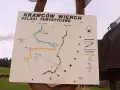 Mapa szlaków turystycznych na Krawców Wierch. Widać szlaki niebieskie, żółte i czarne, punkty PKS, schroniska i przejścia graniczne.