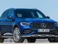 Błękitny Mercedes-Benz GLC 43 AMG z grillem Panamericana i felgami AMG, gotowy do dynamicznej jazdy.