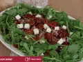 Pyszna sałatka z buraka z rukolą, orzechami pekan, nasionami słonecznika i serem feta. Idealna na lekki posiłek.