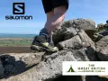 Buty Salomon X Ultra 5 Mid GTX na skalistym szlaku. Noga w bucie na tle krajobrazu.