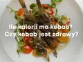Dwa szaszłyki z mięsem i warzywami na talerzu.