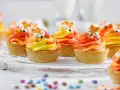 Niedliche Fuchstörtchen mit orange-gelber Creme, perfekt als Geburtstagskuchen für Kinder.