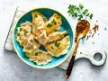 Sprawdzony przepis na pierogi z kaszą gryczaną i serem. Pyszne, domowe pierogi z bogatym nadzieniem, ozdobione natką pietruszki.