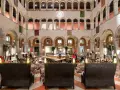 Lussuoso cortile interno con arcate, ideale per scoprire dove fare shopping a Venezia, tra negozi eleganti e aree lounge.