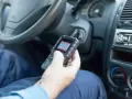 Diagnostyka Opla z kodem DTC U0415. Mechanik sprawdza błędy w samochodzie za pomocą czytnika OBD.